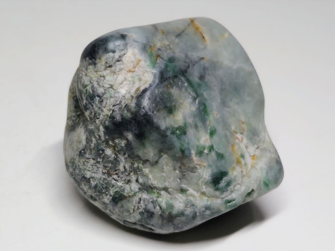 糸魚川144 翡翠 195g ヒスイ 原石 鑑賞石 自然石 誕生石 鉱物 鉱石