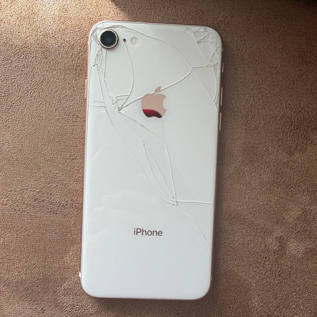 iPhone 8 ホワイト 背面ひび割れあり - メルカリ