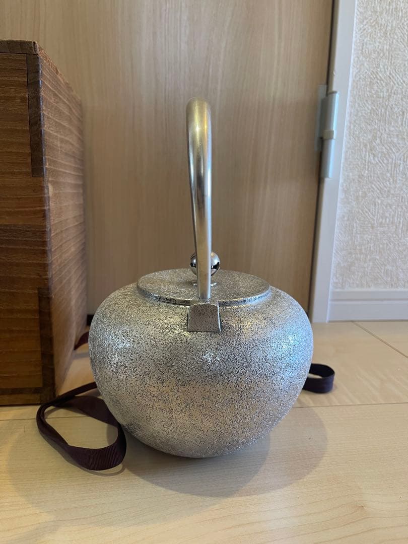 純銀保証 純銀製槌目湯沸1091g 銀瓶 桐箱 刻印あり 急須 茶壺 茶道具