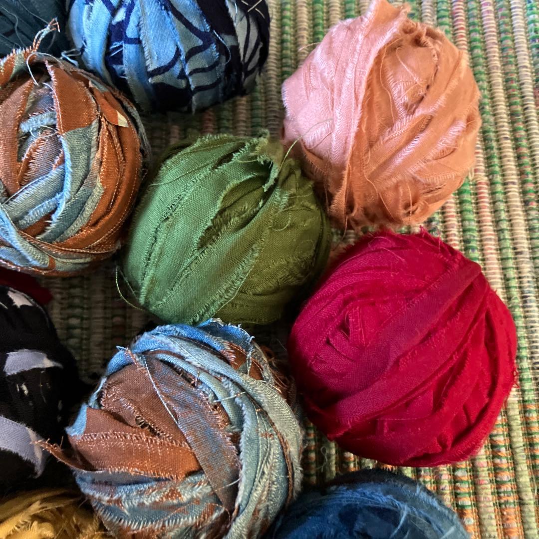 やえちゃん様お纏め藍染め 裂き布糸玉 - メルカリ