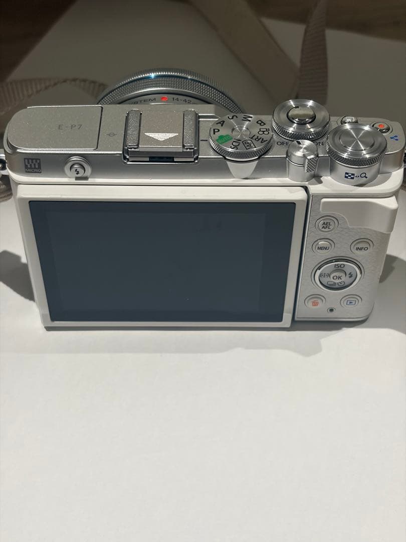 Olympus PEN E-P7ミラーレス一眼 シルバー（ダブルズームキット