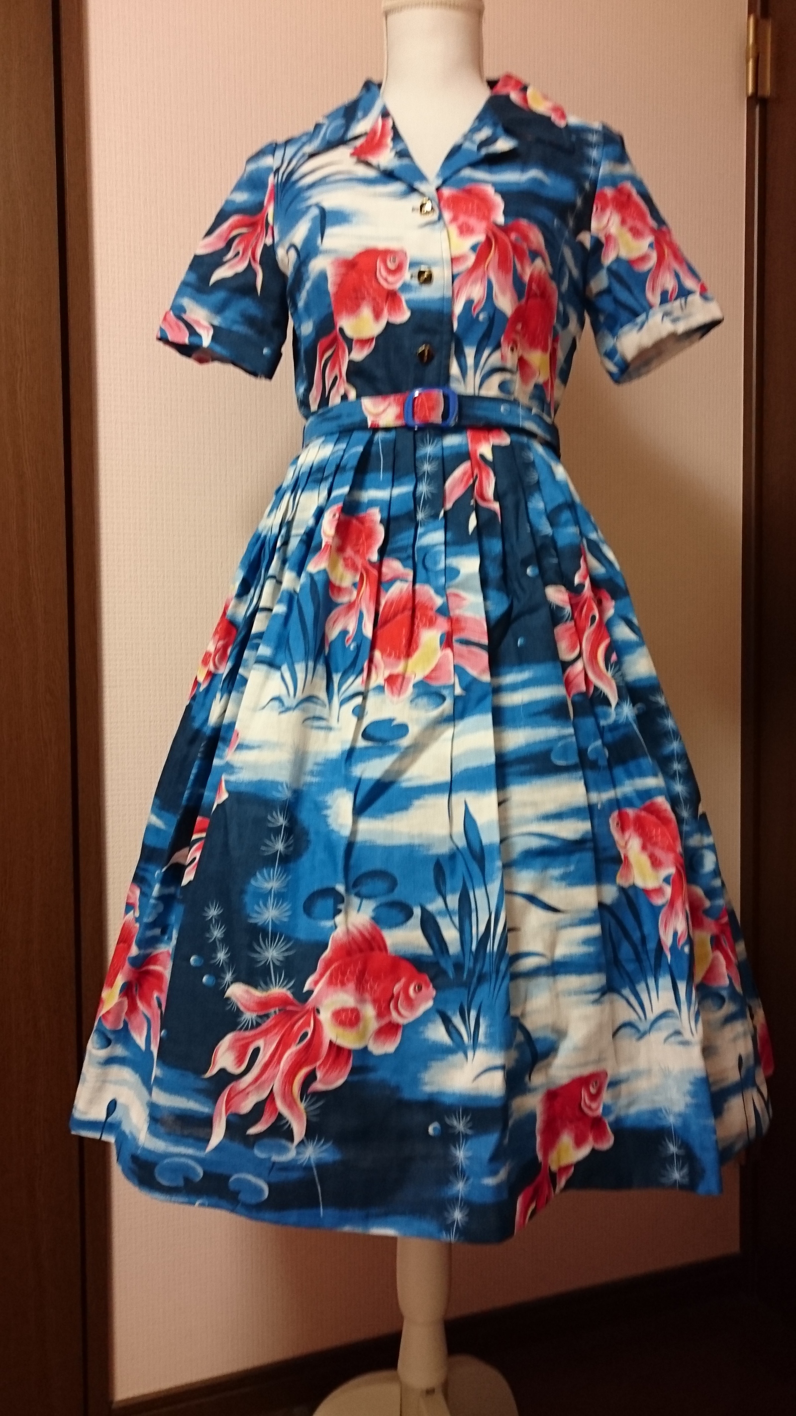 ヴィンテージスタイル 黒赤 金魚 和柄 ワンピース - JURI & CHERRY