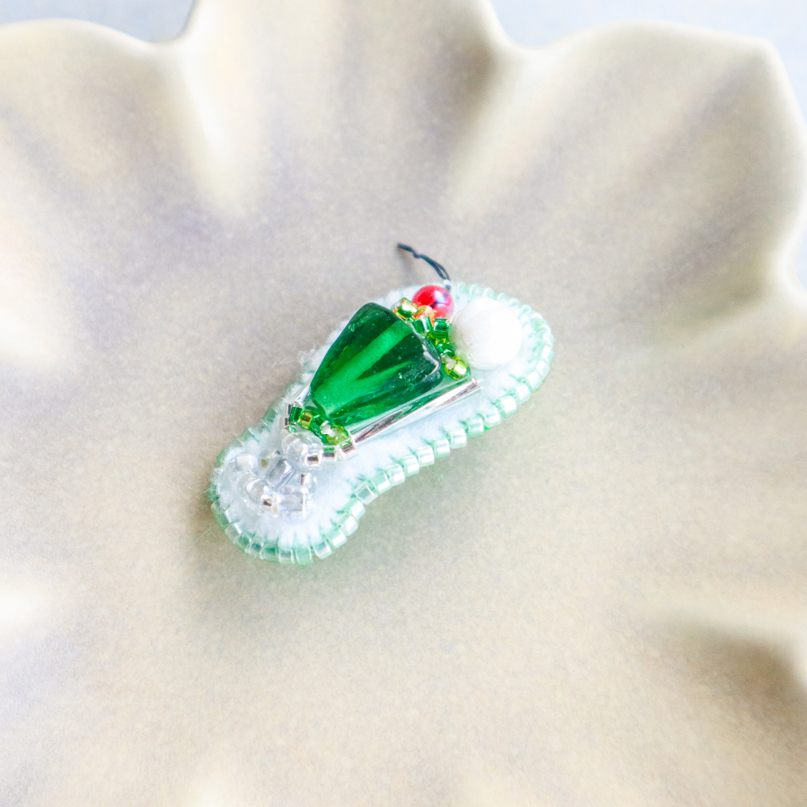 メロンクリームソーダ！ ◇小さなビーズ刺繍ブローチ - musubimosaic