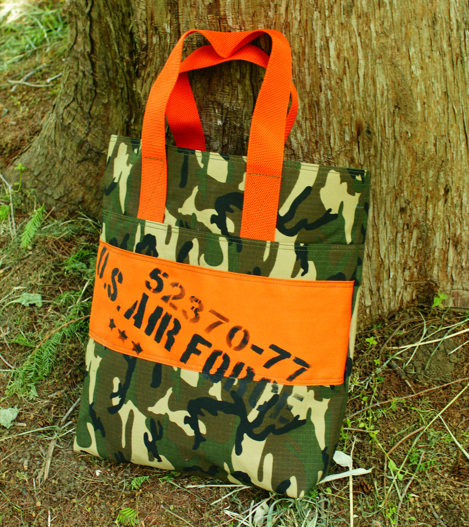 028】オレンジが映える迷彩柄トートバック - MadHatter | minne byGMO