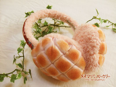 焼きたてパンのイヤーマフ／いちごメロンパン - マリさんベーカリー
