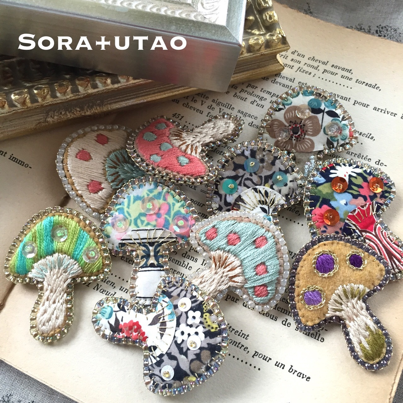 新作キノコシリーズ》ビーズ刺繍ブローチ『不思議な森の毒キノコ