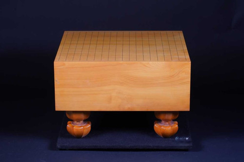 AN017】日向産本榧 柾目 脚付碁盤［因坊薫和（岩本薫｝ 揮毫入