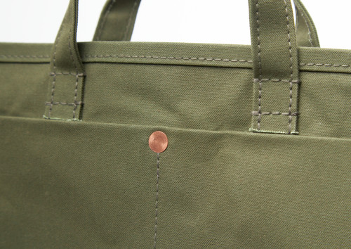 Base Tote XL | This is a(n)