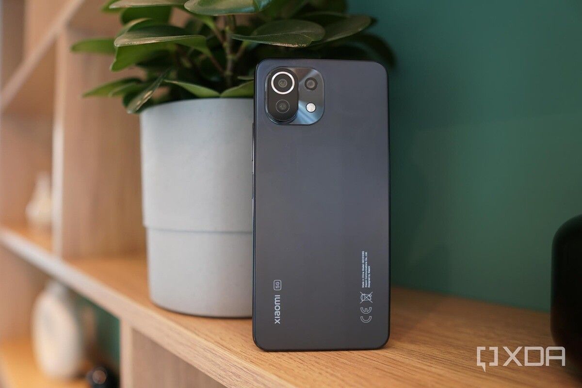 The Xiaomi Mi 11 Lite 5G is a flat screen phone done right