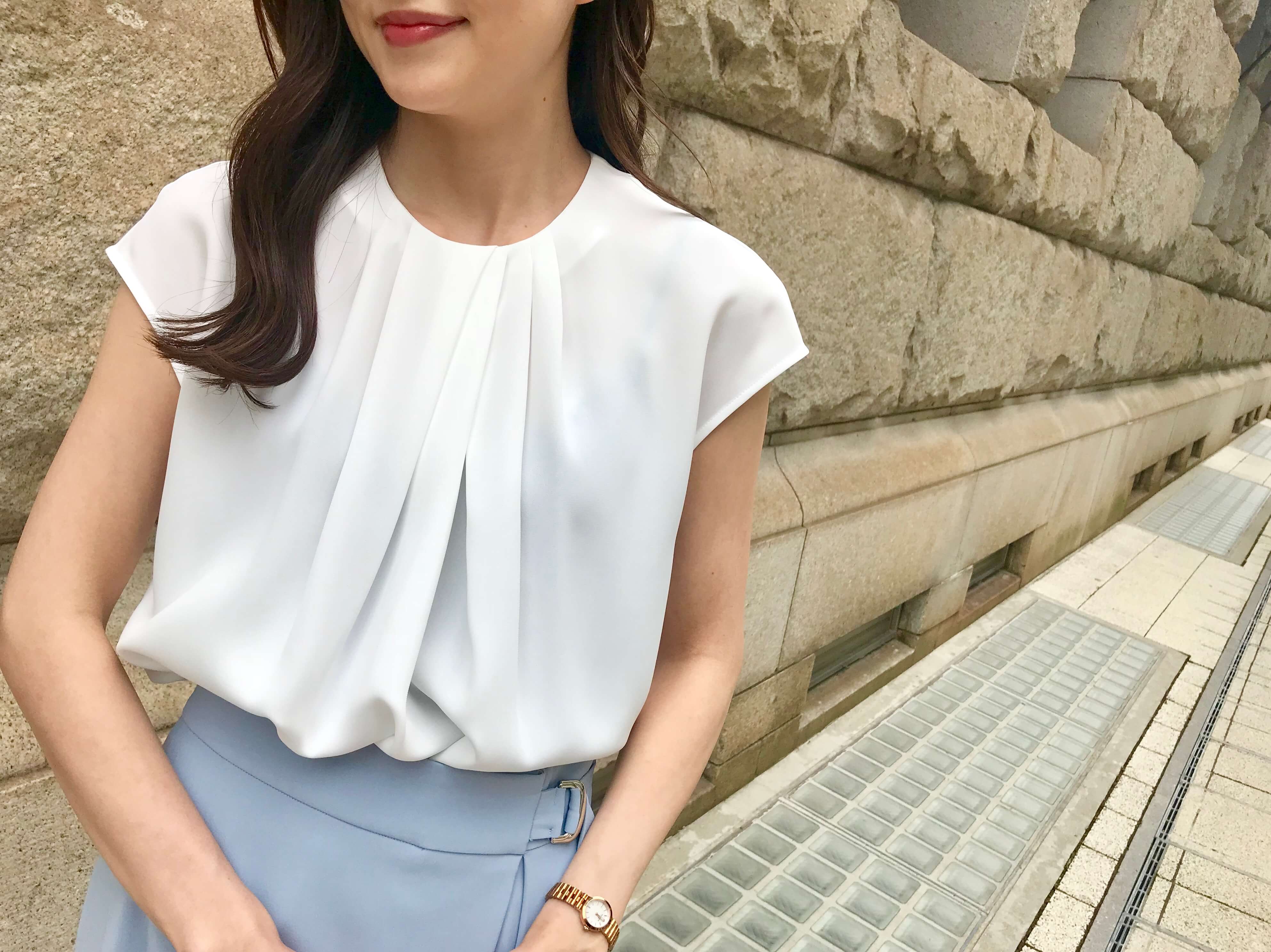 サックススカートでつくる爽やか上品なオフィスコーデ | m-i-d | M