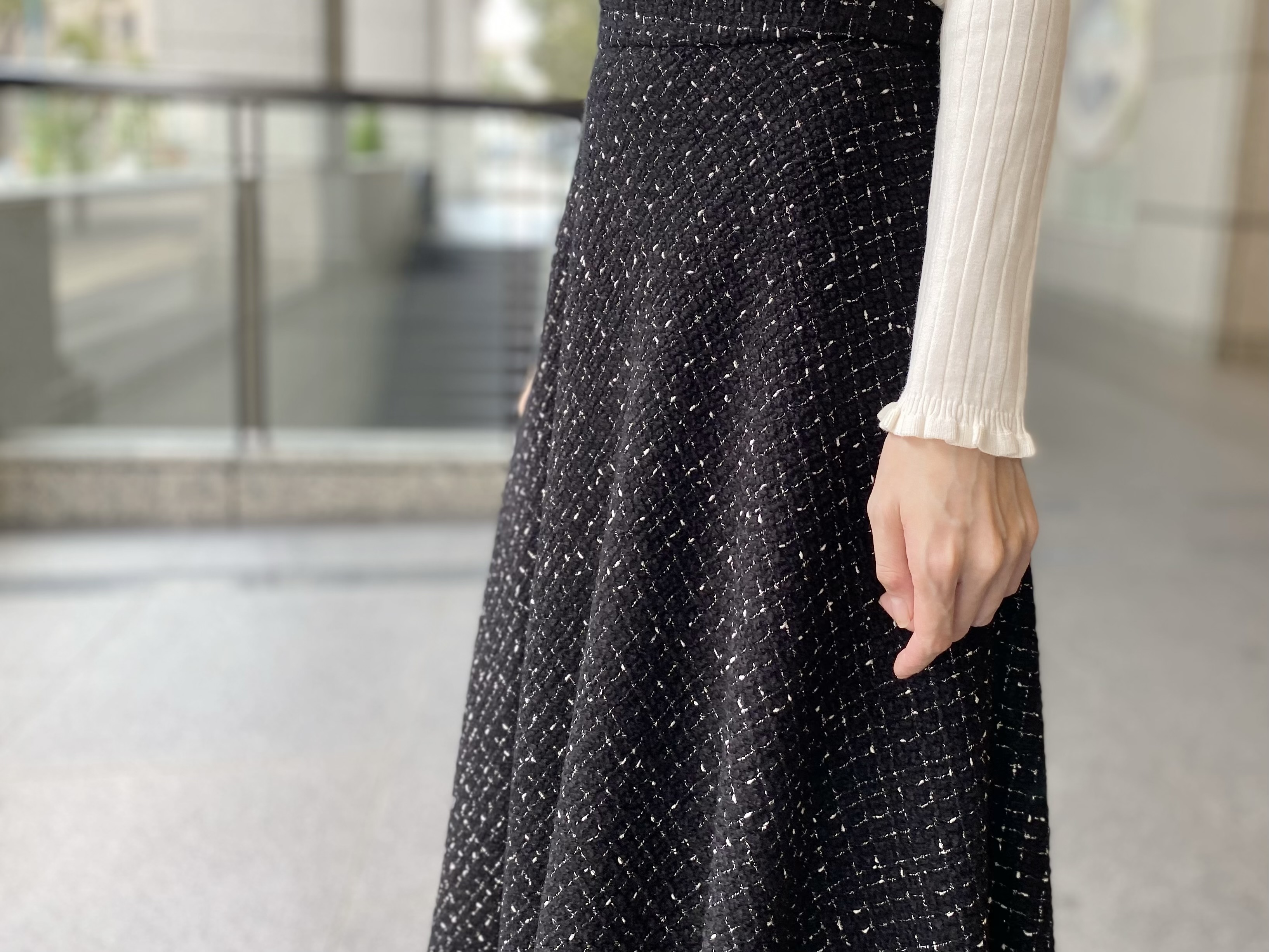 大人上品なツイードスカートで作る秋コーデ | m-i-d | M-PREMIER(エム