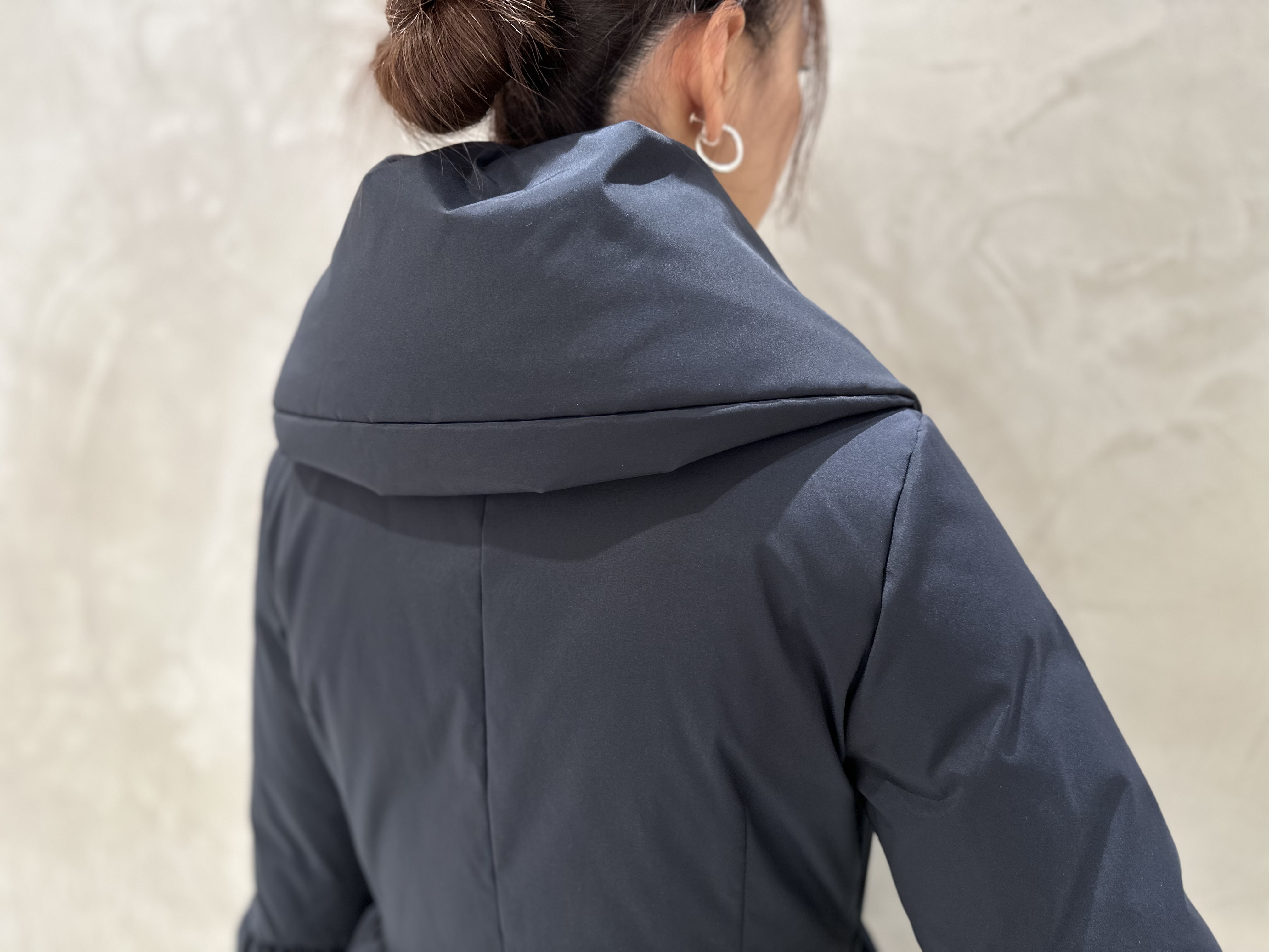 新作ダウンコートは、ショールカラーとペプラムシルエットがベスト