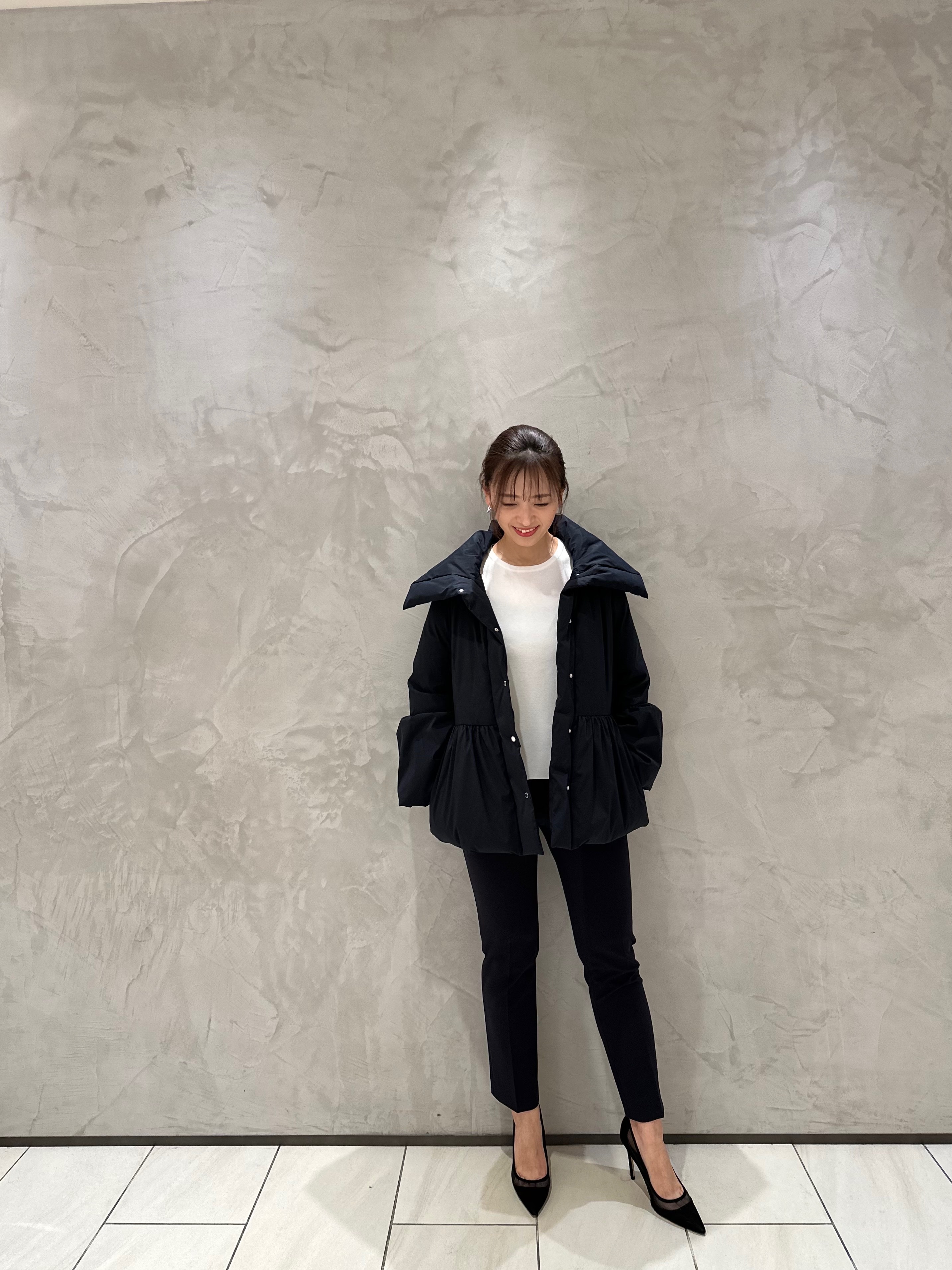 新作ダウンコートは、ショールカラーとペプラムシルエットがベスト