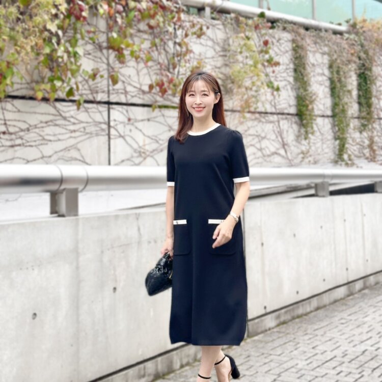 エレガントなダンボールニットペプラムカットソーのモノトーンコーデ