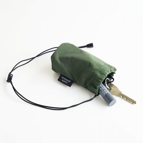 身軽に出かける。STANDARD SUPPLYの巾着ポーチ | evergreen works