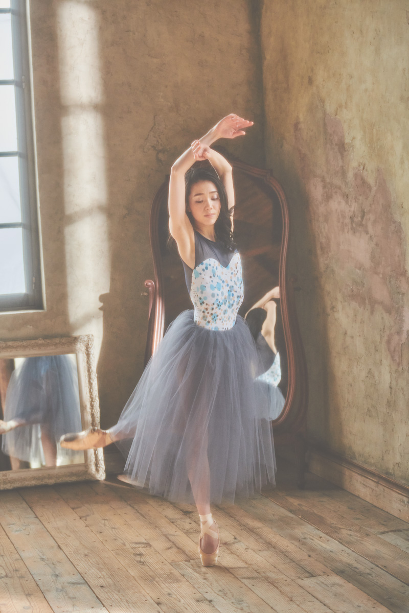 stina / type O square / shellgray-gray