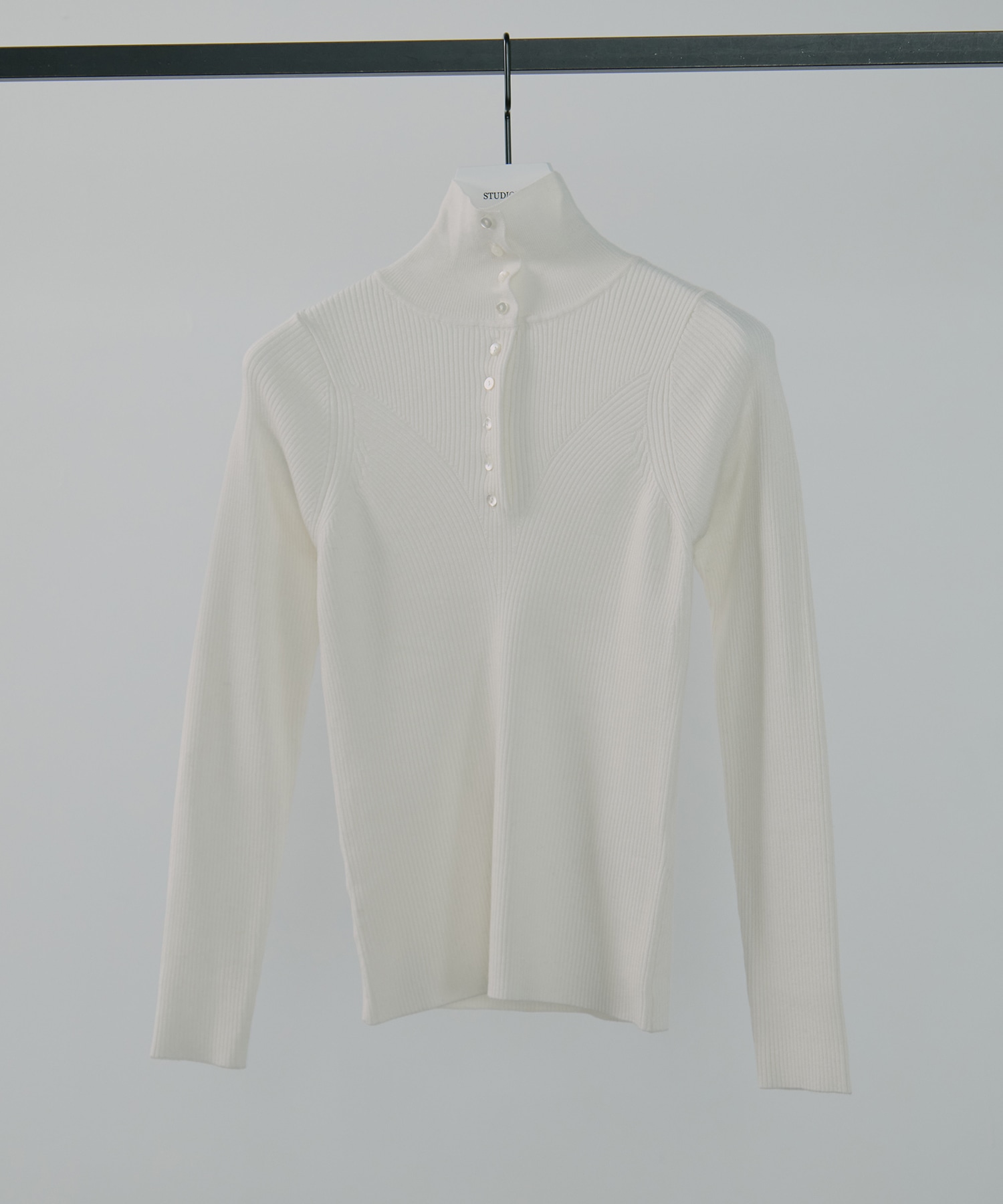 UND HIGH NECK BUTTON KNIT TOP(FREE OFF WHITE): AMERI: WOMENS
