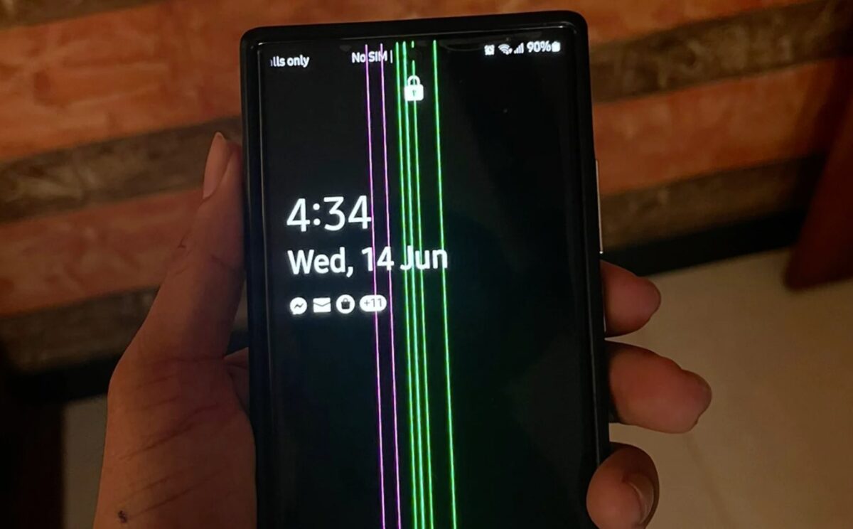 Galaxy S20/S21/S22などで無償パネル交換対応、画面に緑やピンクの縦線