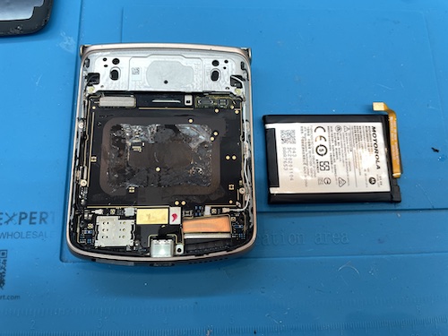 Motorola razr 5Gバッテリー交換は名古屋今池店へ | iPhone修理ダイワ