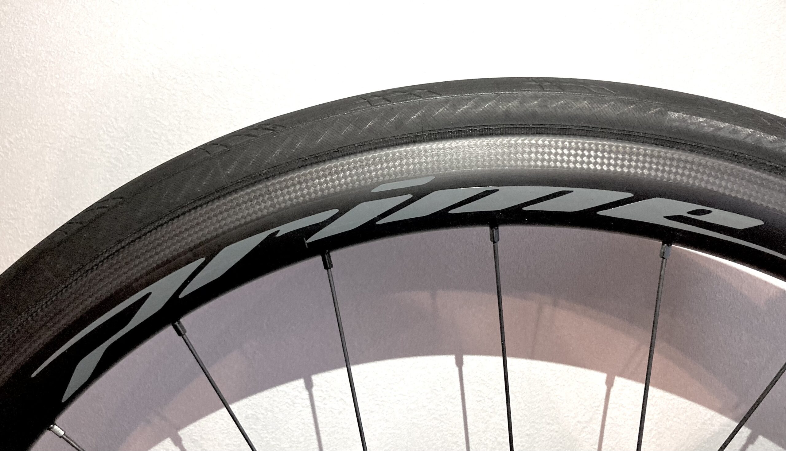 Prime 「RR-38 」ホイールはカーボン製、セミディープリム