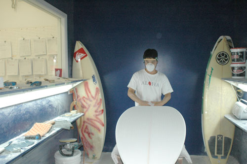 HICサーフボードのシェイパ―、ケリー・トコロ。7/20-26来日決定