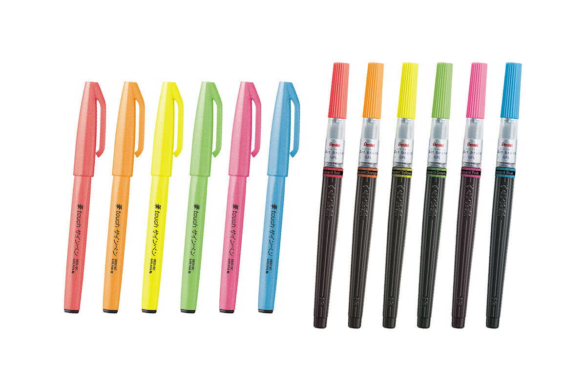 ぺんてるのカラー筆ペンな「筆タッチサインペン」と「アートブラッシュ