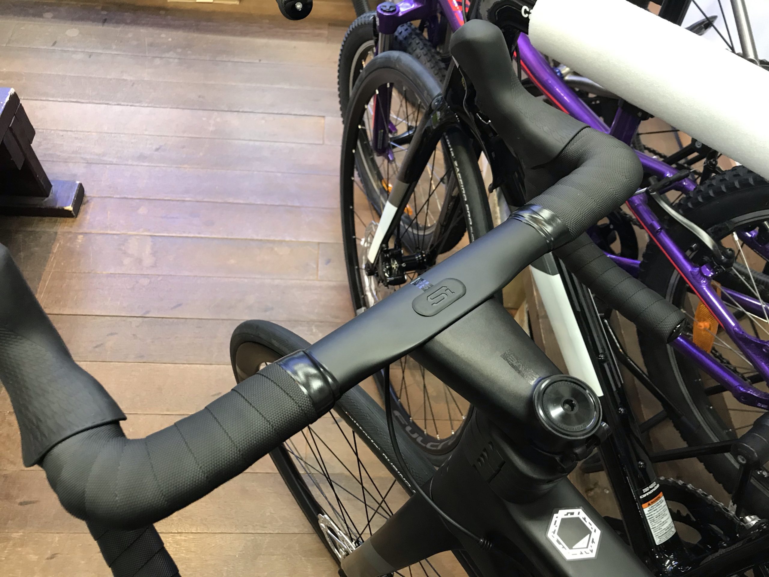 空気抵抗を抑えながら快適さを実現するシステムハンドルバー