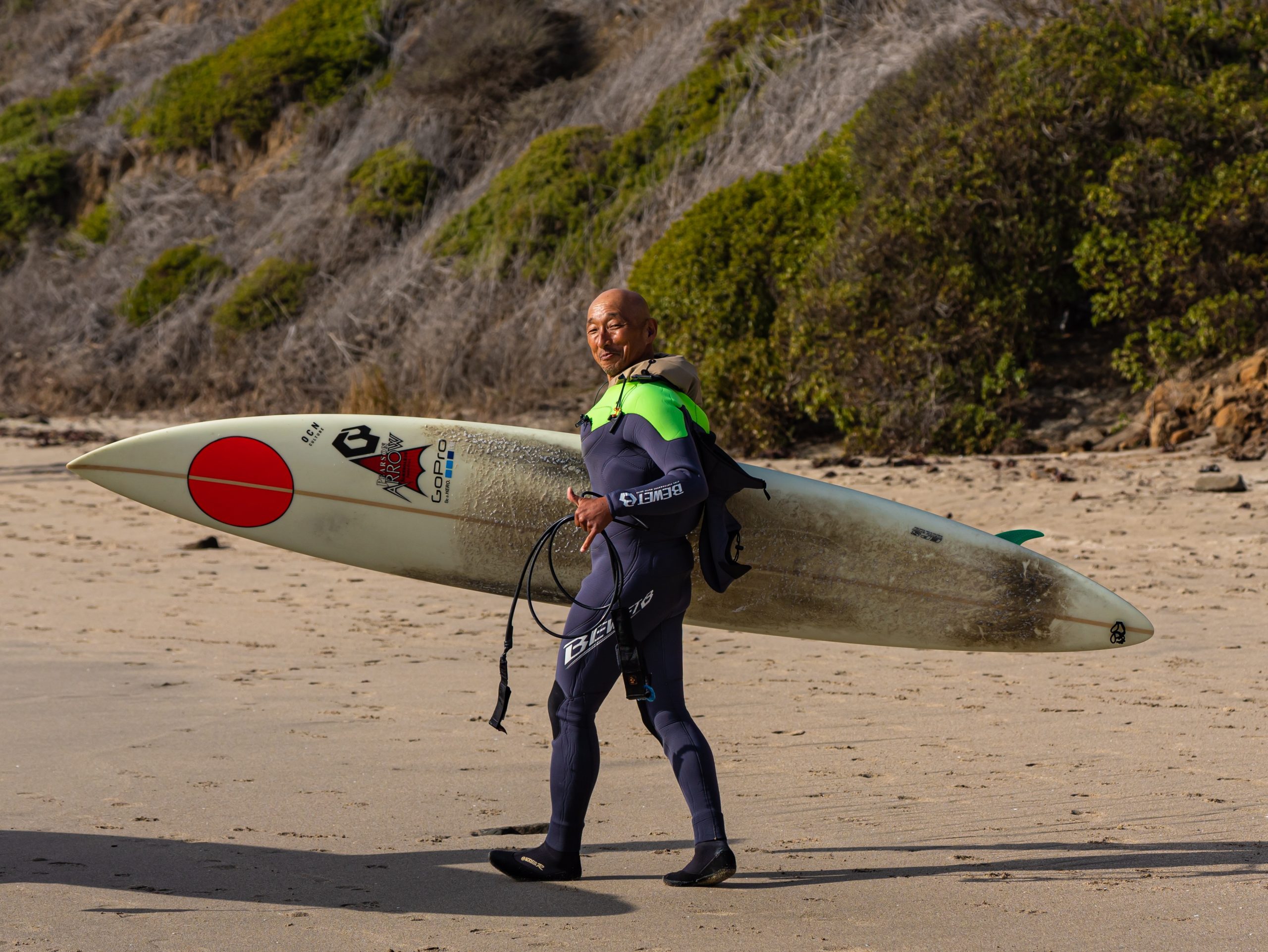 65歳の現役プロサーファー南秀史郎。カリフォルニアのビッグウェーブに